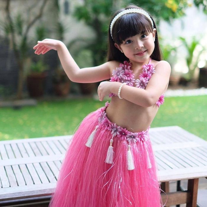 Diện trang phục tông hồng được kết hoa hết sức đẹp mắt, Zia hút mọi ánh nhìn với vẻ ngoài trông như một vũ công nhí vô cùng xinh xắn và đáng yêu. Chiếc áo được kết hoa mà nhóc tì diện trên mình cũng được khen là sáng tạo. 