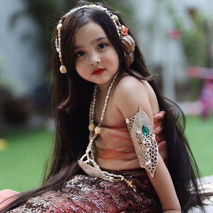 Một lần khác, Zia hóa thân thành nàng tiên cá Dyesebel - vai diễn nổi tiếng của người mẹ minh tinh trong quá khứ. Thông qua trang phục hóa trang mà nhóc tì 5 tuổi mặc trên người, ai cũng phải dành lời khen ngợi không ngớt cho sự đầu tư và khéo léo của Marian Rivera. 