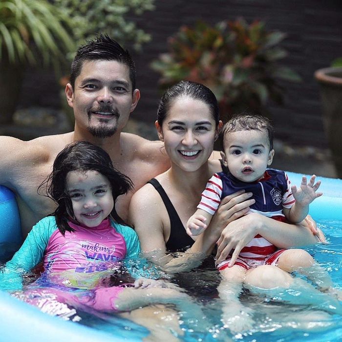 Đồ tắm tay dài màu hồng phối xanh in họa tiết xứ sở thần tiên được Zia trưng dụng khi đi bơi cùng gia đình. Kiểu trang phục này sẽ giúp cô bé tránh được ánh nắng tác động lên làn da. 