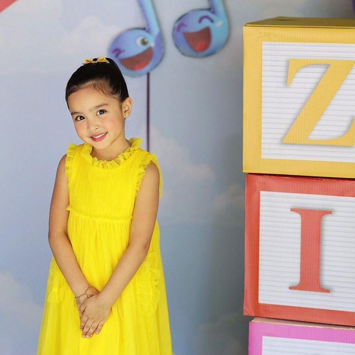 Để phù hợp với hình tượng ngọt ngào và đáng yêu của con gái, Marian Rivera không tiếc tiền sắm cho Zia đủ kiểu váy đầm công chúa theo nhiều phong cách khác nhau. Trong đó, những chiếc váy xòe bồng, xếp voan và mang sắc màu rực rỡ là item chiếm không gian lớn trong tủ đồ. 