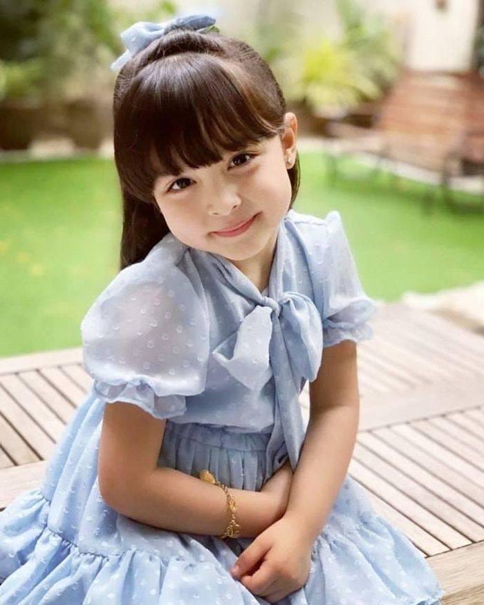Với bộ váy xanh pastel ngọt ngào, phụ kiện nơ cài tóc mà Zia sử dụng cũng phải cùng tông để góp phần làm bật lên vẻ ngoài hợp nhất, đáng yêu.