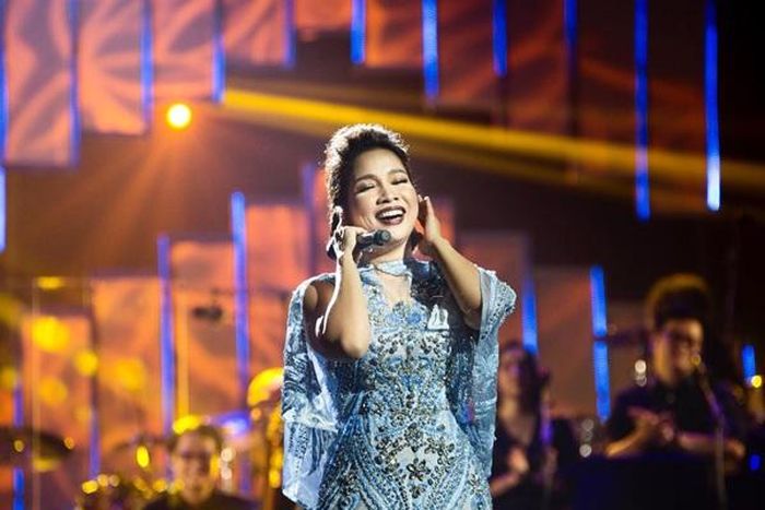 Trước đây, Mỹ Linh thường chọn những chiếc suông rộng, nuốt dáng để diện nhưng thời gian trở lại đây, nữ ca sĩ mê diện đầm body hơn hẳn.
