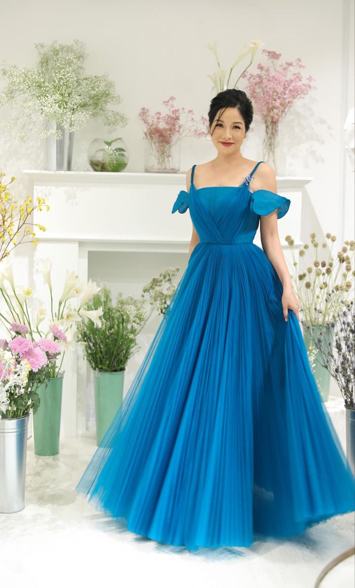 Ca sĩ Mỹ Linh làm người hâm mộ không khỏi kinh ngạc vì màn khoe sắc quá mãn nhãn. Vẻ tươi tắn trẻ trung trên gương mặt cùng vóc dáng thon gọn, vòng eo nhỏ xíu của nữ Diva khác xa hình ảnh trước đây.