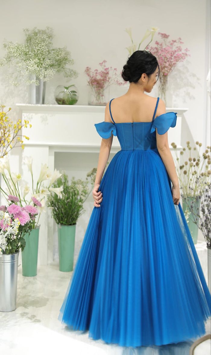 Nhìn từ phía sau, khó ai biết được rằng đây chính là nữ ca sĩ đình đám ở tuổi 45. Trông không khác gì một cô nàng hotgirl hay tiểu thư đài các.