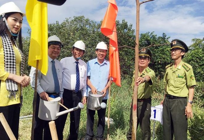 Phó Thủ tướng Thường trực Trương Hòa Bình cùng các đại biểu trồng cây xanh.