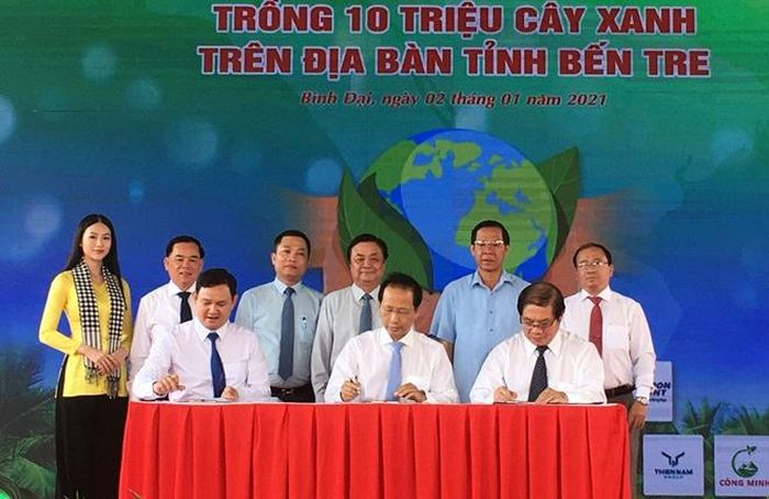Lãnh đạo tỉnh Bến Tre và Quỹ Tấm lòng vàng ký kết thực hiện Đề án trồng 10 triệu cây xanh trên địa bàn tỉnh Bến Tre, giai đoạn 2021 – 2025. 