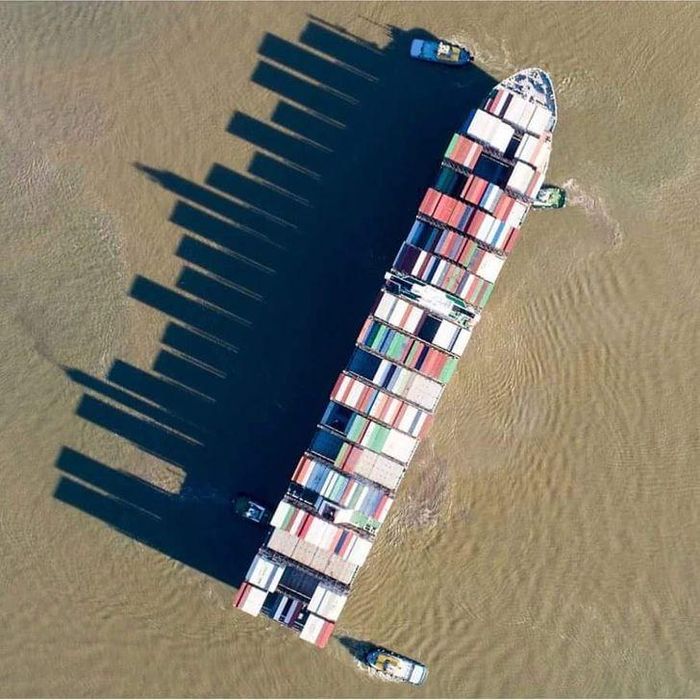 Cái bóng này đã biến một con tàu thành một thành phố với những tòa nhà chọc trời.