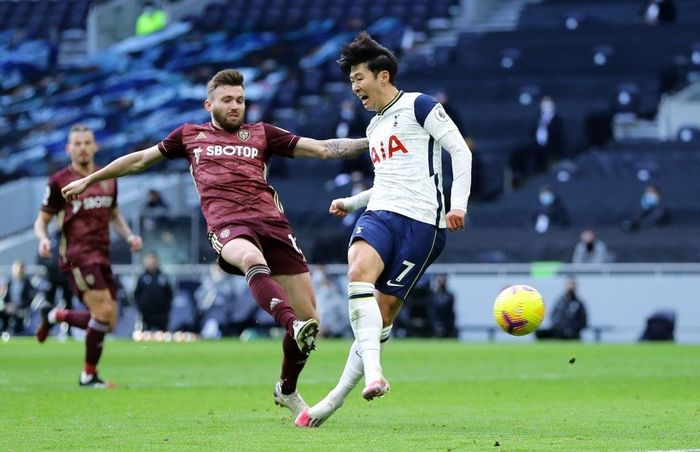  Bàn thắng nâng tỷ số 2-0 của Son thực hiện ở phút 43. Trong khoảnh khắc đó, Son là cầu thủ duy nhất của Tottenham tiếp cận khu vực 16,5 m. Anh di chuyển vào giữa 2 trung vệ Leeds. Từ cánh phải, Harry Kane thực hiện đường chuyền nhạy cảm, đặt Son vào thế đối mặt. Son đệm bóng chuẩn xác ở cự ly gần để mang về bàn thắng cho Tottenham. 