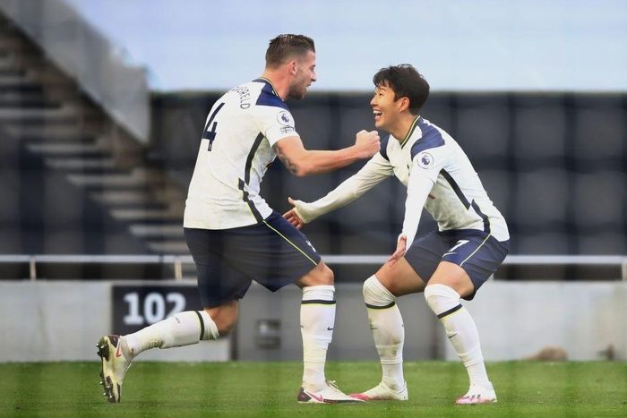  Son đã kiến tạo cho Toby Alderweireld ghi bàn thắng quyết định trước Leeds. Tottenham vươn lên đứng thứ 3 trên bảng xếp hạng khi có 29 điểm sau 16 trận. Thầy trò HLV Mourinho thua Liverpool và MU 4 điểm. Số trận thi đấu của 3 đội dẫn đầu đang tương đương. 