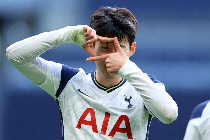  Bên cạnh 12 bàn thắng, Son có thêm 5 pha kiến tạo cho Tottenham ở mùa này. Theo đánh giá của HLV Jose Mourinho, đây là mùa giải hay nhất của Son trong màu áo Tottenham. Không chỉ ghi bàn xuất sắc, Son giờ đây là mắt xích không thể thiếu trong cách triển khai tấn công của "Gà trống". 