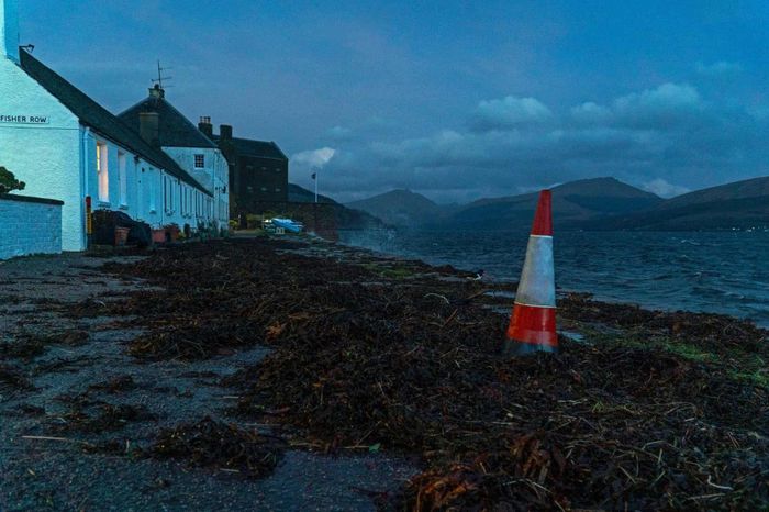  Cũng vào ngày 13/1, bờ biển Inveraray (Scotland) hứng chịu trận mưa lớn do cơn bão Brenda. Sau các trận bão lớn như thế này, những con đường ngập rác, nhiều con chim biển chết và bị thương cũng được bắt gặp trên bờ. 