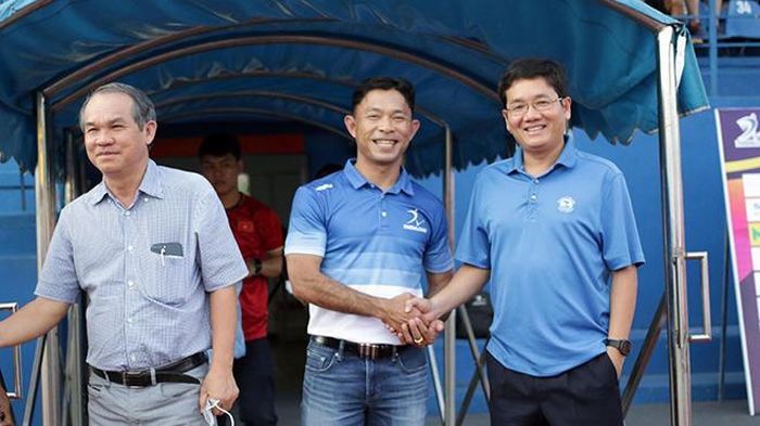 Bầu Đức và bầu Hải đến sân xem Kiatisuk ra mắt HAGL ở giải tập huấn Thiên Long Tournament Cúp Masu 2020 chiều 3/1. Ảnh: TL