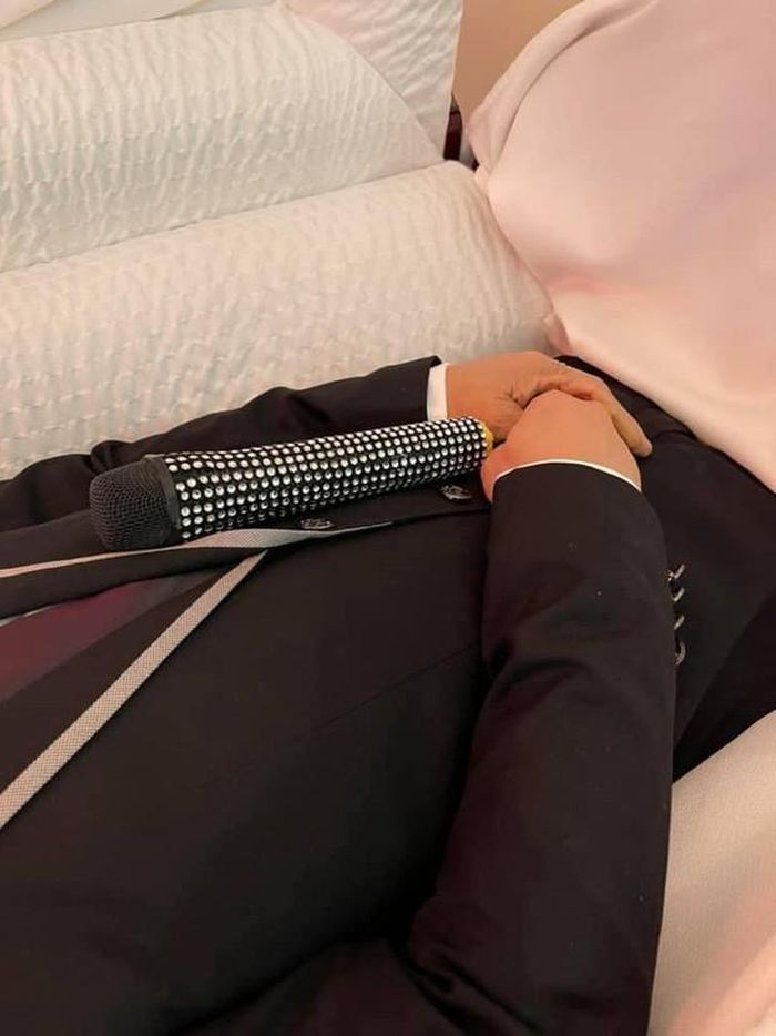Chiếc microphone theo cố nghệ sĩ đi về thế giới bên kia