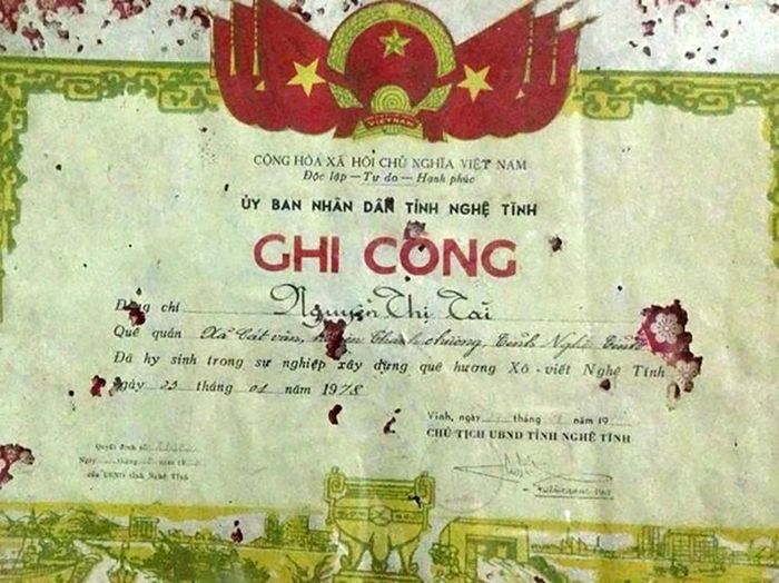 Bằng ghi công của tỉnh Nghệ Tĩnh gọi những thanh niên tử nạn trong khi đang xây cống Hiệp Hòa là “hy sinh trong sự nghiệp xây dựng quê hương Xô viết Nghệ Tĩnh”. Ảnh tư liệu: TPO