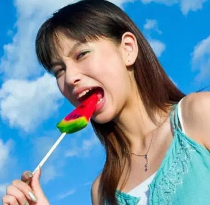 Có nhiều tin đồn Angelababy đã nhờ tới "dao kéo" để nâng tầm nhan sắc như hiện tại. Thế nhưng sau khi xem ảnh thời học sinh của cô, cũng có không ít ý kiến khen ngợi đường nét trên gương mặt Angelababy thời trẻ không hề thay đổi so với khi đã nổi tiếng. Những người này cũng cho rằng sự khác biệt giữa quá khứ - hiện tại của người đẹp là do phong cách ăn mặc, lối trang điểm. Người hâm mộ cũng nhấn mạnh cô hoàn toàn đẹp tự nhiên, chỉ có niềng răng và biết cách chăm chút vẻ ngoài nên đẹp hơn xưa.