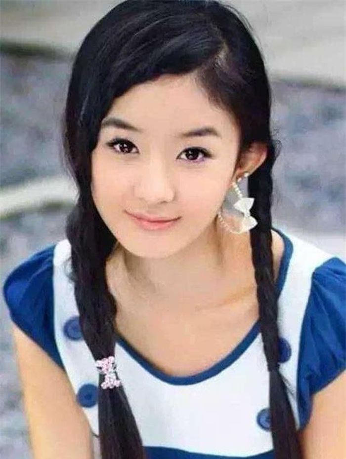 Triệu Lệ Dĩnh sở hữu nhan sắc nổi bật ngay từ khi còn nhỏ. Gương mặt bánh bao đặc trưng của cô khiến ai nấy đều cảm thấy vô cùng dễ thương. Ngoại hình này của nữ diễn viên năm 14 tuổi nhận được vô số cảm tình từ người hâm mộ.