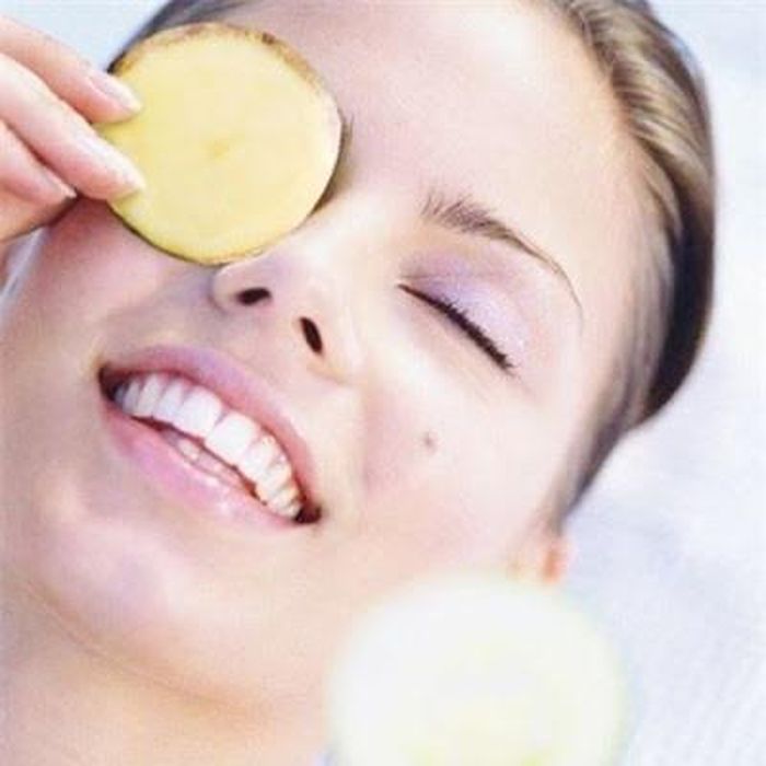 Khoai tây cắt lát giảm bọng mắt. Ảnh minh họa