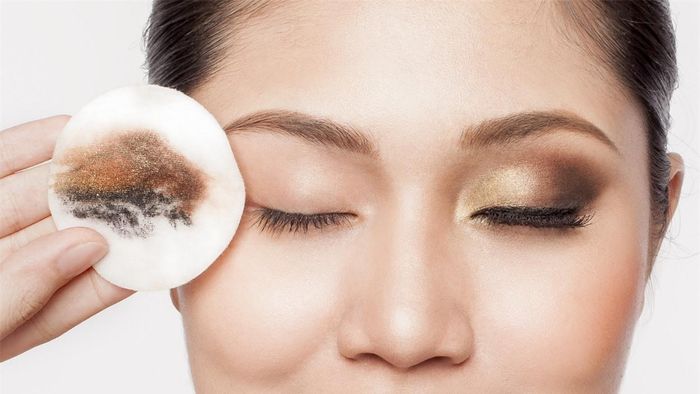 Không bao giờ đi ngủ mà không tẩy trang. Ảnh minh họa