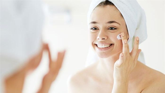 Dưỡng ẩm ngay sau khi tắm. Ảnh minh họa