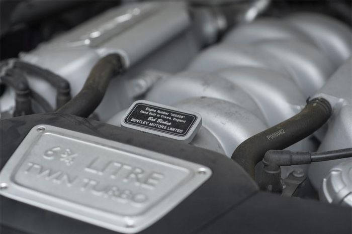 Sức mạnh của Bentley Mulsanne Speed đến từ khối động cơ V8 6.75L, tăng áp kép, cho công suất 530 mã lực và mô-men xoắn 1.100 Nm. Với sức mạnh này, Bentley Mulsanne Speed dễ dàng chạm mốc 100 km/h từ vị trí đứng im chỉ sau 4,9 giây, tốc độ tối đa 305 km/h. Giá bán tư nhân của Bentley Mulsanne Speed tại Việt Nam khoảng 1 triệu USD.