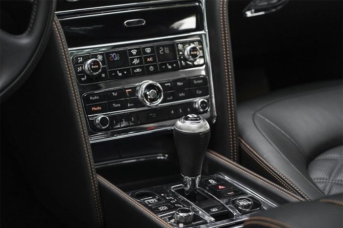 Xe được trang bị hệ thống khởi động bằng nút bấm. Cần số có logo Bentley trên đỉnh, thiết kế bo tròn đơn giản. Dọc bảng điều khiển trung tâm là các nút chức năng dạng cơ học, được chế tác khá tinh tế.