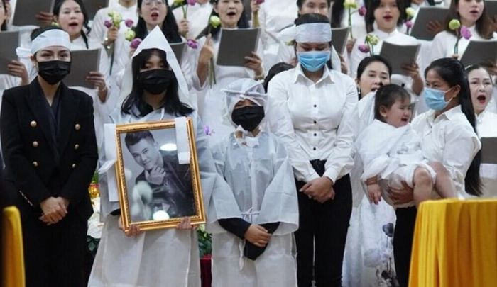 Gây xúc động mạnh nhất trong lễ thọ tang chính là khoảnh khắc vợ cũ, vợ hiện tại cùng 3 đứa con Vân Quang Long đeo khăn trắng đứng chịu tang.