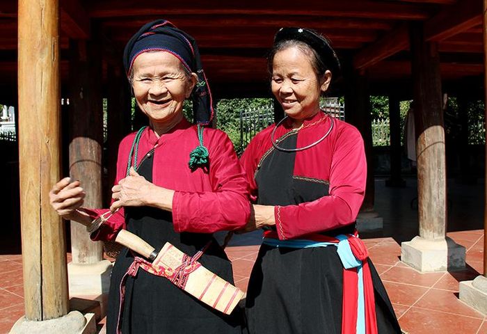 Trang phục truyền thống của phụ nữ dân tộc Cao Lan, xã Ngọc Quan, huyện Đoan Hùng.