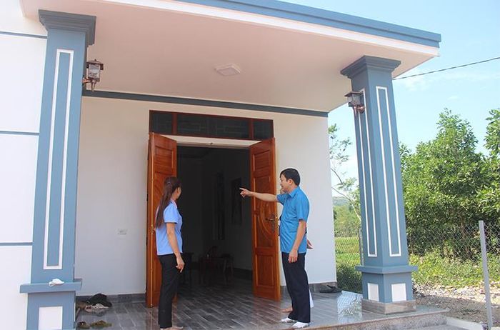 Chị Hoàng Thị Dung (bên trái) - đoàn viên CĐCS Công ty TNHH dệt may Thygesen Việt Nam phấn khởi có ngôi nhà mới.