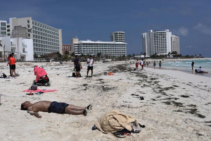  Du khách tại bãi biển Cancun, Mexico. Ảnh: Reuters. 