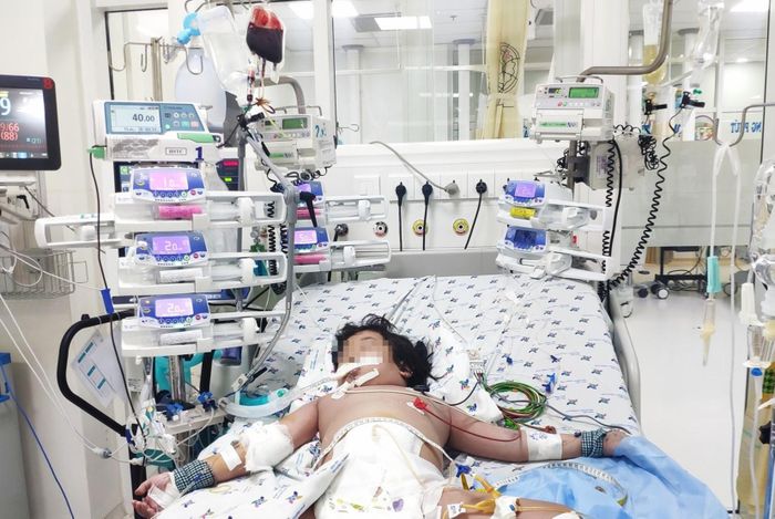 Các bác sĩ phải dùng nhiều máy móc hỗ trợ để cứu bé gái qua cơn nguy kịch. Ảnh: Phương Vũ.