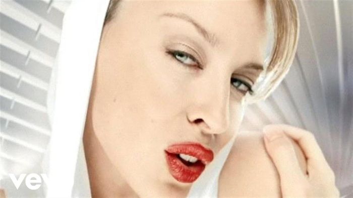  Nhắc đến Kylie Minogue, không thể không kể đến sự thành công của Can't get you out of my head. Bài hát phát hành năm 2001, nằm trong album thứ 8 của nữ ca sĩ mang tên Fever. Ca khúc nói về tâm sự của một người nặng tình, mãi không thoát khỏi cảm xúc nặng nề của một mối tình gây ám ảnh. 