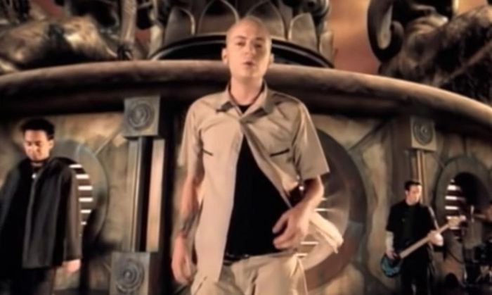  In the end là ca khúc làm nên tên tuổi của nhóm nhạc rock nước Mỹ Linkin Park. Đây là ca khúc nằm trong album đầu tay của nhóm có tên Hybrid Theory. Tính đến hiện tại, In the end là ca khúc được giới chuyên môn đánh giá cao từ cách phối nhạc, lyrics cho tới phần thể hiện. 