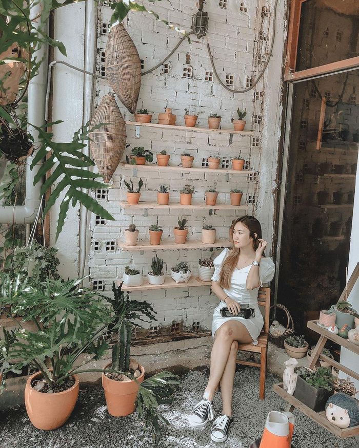 Trầm Cafe trên đường Thống Nhất là quán cà phê tạo sức hút với thực khách bởi khuôn viên nhiều cây xanh. Ảnh: Hieutran1412, quoendtt.