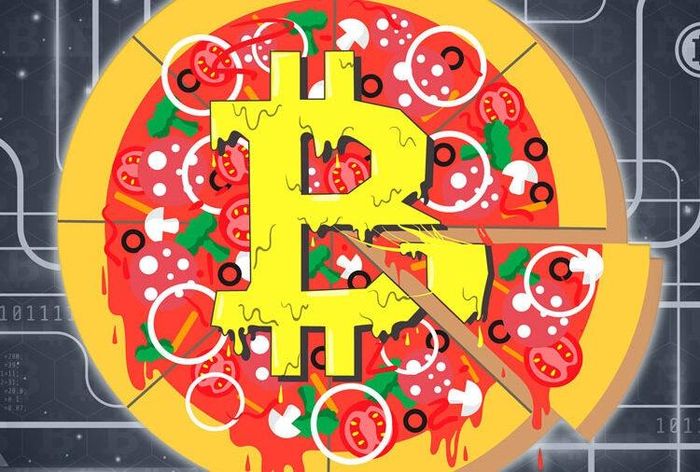  Vào tháng 5/2010, một lập trình viên từng bỏ 10.000 BTC để mua 2 chiếc pizza. Sự kiện này vẫn được nhiều người nhắc đến như là "ngày Bitcoin pizza". Ảnh: Cryptodayview. 