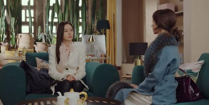  Trong khi đó, mỹ nhân họ Son từng gây thương nhớ cho fan với tạo hình thanh lịch nhưng không kém phần sang trọng. Cô mặc thêm áo blouse voan tông hồng, có phần cổ thắt nơ to giúp tổng thể trở nên nhẹ nhàng. Thay vì chọn váy, cô phối cùng quần jeans đen tạo nét cứng cỏi, phù hợp với vai trò người thừa kế tập đoàn. Ảnh: Crash Landing On You. 
