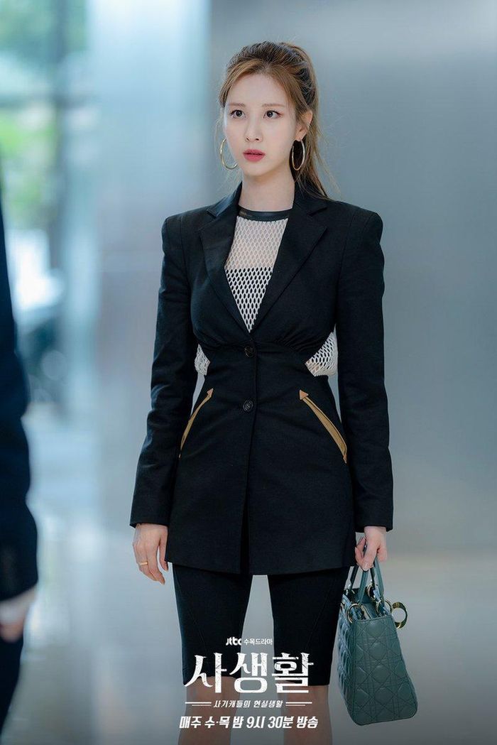  Ngoài tông be, mẫu áo này còn có màu đen như của Seohyun diện trong phim Private Lives. Cách kết hợp cùng áo lưới và quần biker khiến cô trông trẻ trung hơn tuổi. Ảnh: JTBC. 