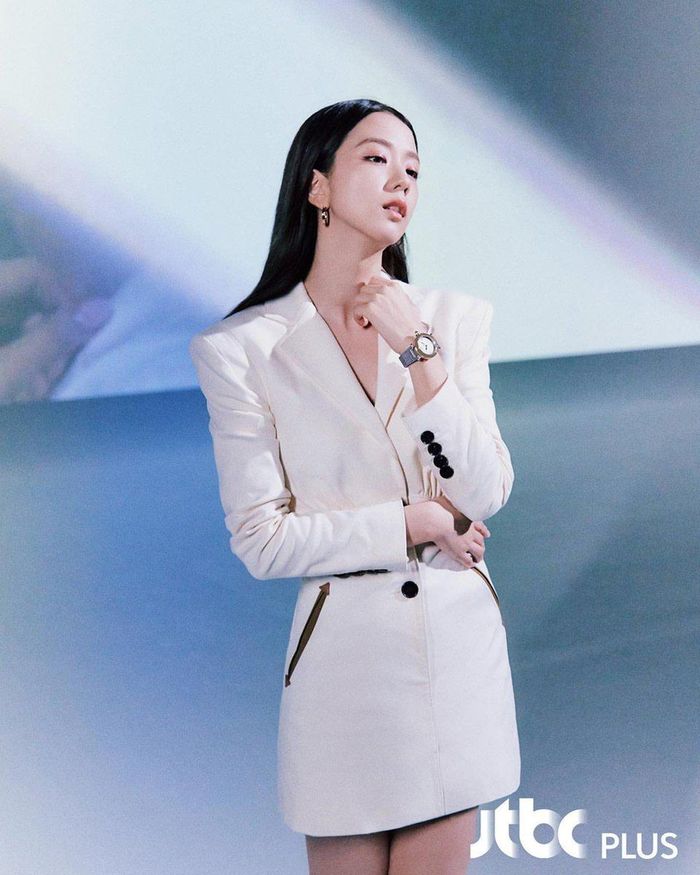 Jisoo toát lên vẻ đơn giản, sang trọng khi chỉ diện blazer. Phần cut-out lạ mắt ở eo cùng giày cao gót mũi nhọn đồng điệu giúp thành viên nhóm BlackPink khoe dáng. Ảnh: JTBC. 