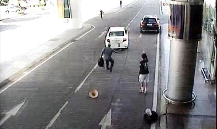 Hình ảnh lái xe “Grab dù” khi bị phát hiện đã bỏ chạy khiến hành khách phải đuổi theo đòi lại hành lý trên xe.