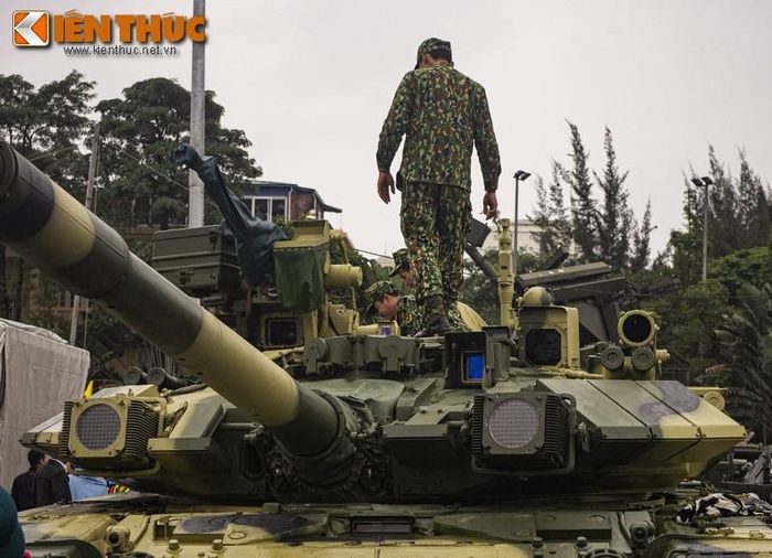 Trong biên chế của Quân đội Nhân dân Việt Nam hiện đang có 64 xe tăng loại này. Đây là dòng xe tăng hiện đại bậc nhất thế giới hiện nay và thậm chí ngay cả trong quân đội Nga, xe tăng T-90 cũng không xuất hiện quá nhiều và chưa phải là xương sống của lực lượng này.