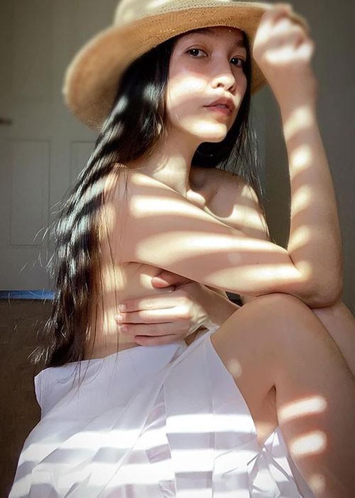 Hiền Thục vốn không ít lần “gây bão” dư luận. Năm 2019, cô trở thành tâm điểm của dư luận vì chia sẻ trên trang cá nhân bức ảnh lấy tay che vòng một. Người khen ngợi vẻ ngoài quyến rũ của Hiền Thục. Kẻ lại cho rằng cô nổi loạn.