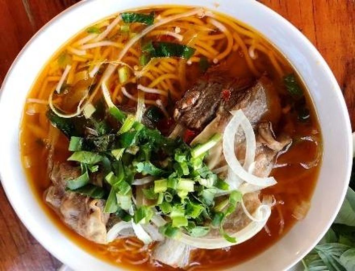 Tô bún sườn bò nóng hổi, thơm ngon; Ảnh: Nguyên Vũ