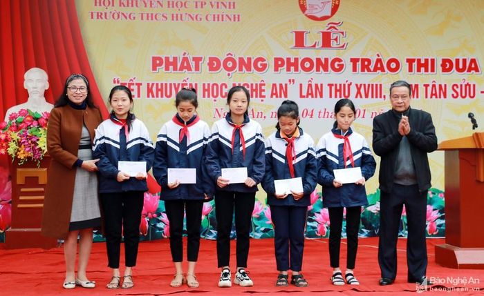 Hội Khuyến học thành phố Vinh trao quà cho những học sinh vượt khó, học tốt. Ảnh: MH