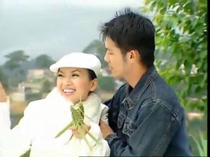Nhìn lại những hình ảnh cũ của cả hai khiến nữ ca sĩ không khỏi xót xa và buồn bã