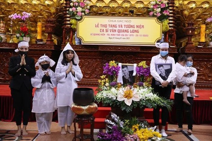 Trong lễ thọ tang và cầu siêu của Vân Quang Long tại Việt Nam, Linh Lan (phải) vẫn đeo khăn tang, cầm di ảnh người chồng mới qua đời.