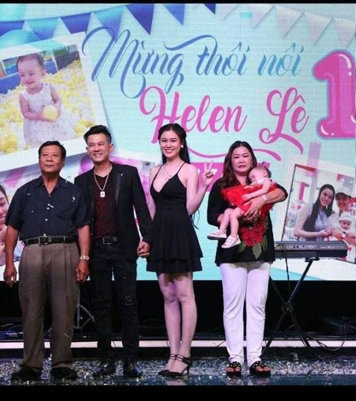 Không chỉ vậy, trong tiệc thôi nôi của bé Helen, ông nội cũng có mặt chúc mừng và cho quà cháu.