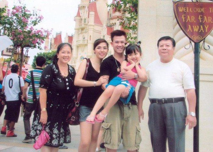 Hình ảnh bố mẹ Vân Quang Long bên con trai, người vợ đầu Ái Vân và cháu gái lớn. Ông bà cho biết đã nhận Ái Vân làm con nuôi, ủy thác cho cô lo tang lễ tại Việt Nam và nhận tro cốt của con trai. 
