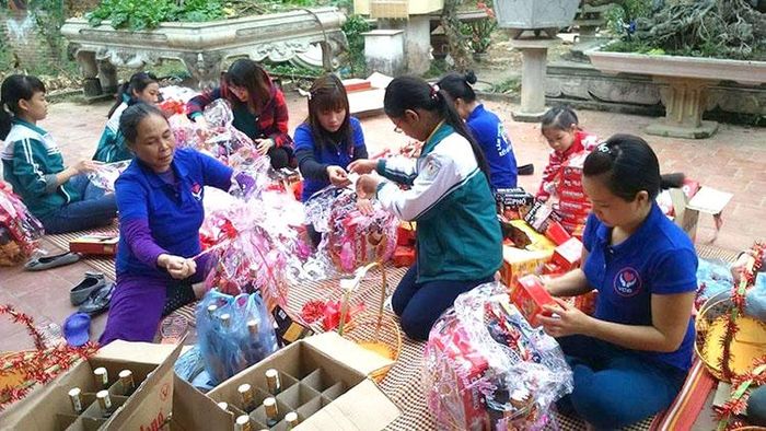 Thành viên CLB Lâm Thao vì cộng đồng chuẩn bị quà cho chương trình Mùa đông ấm năm 2020.