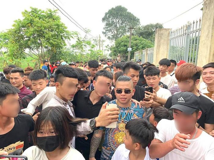  Thay vì tẩy chay, một nhóm các bạn trẻ lại "thần tượng" Dương Minh Tuyền. 