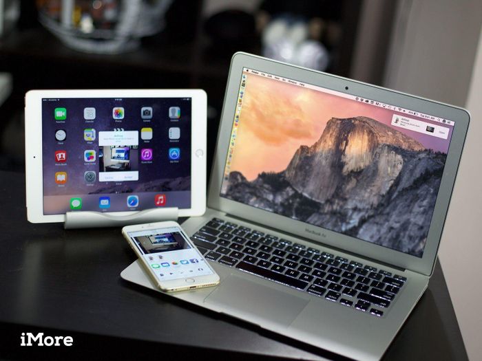 AirDrop cho phép chuyển file giữa các thiết bị Apple, bao gồm máy tính Mac. Ảnh: iMore.