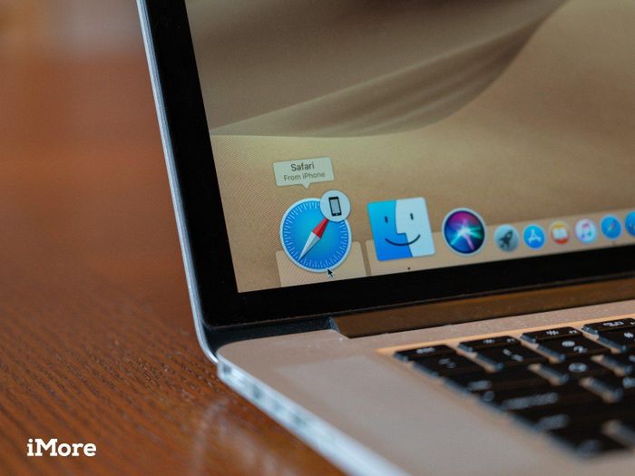 Website truy cập trên iPhone có thể được mở trên máy Mac bằng một nút bấm. Ảnh: iMore.